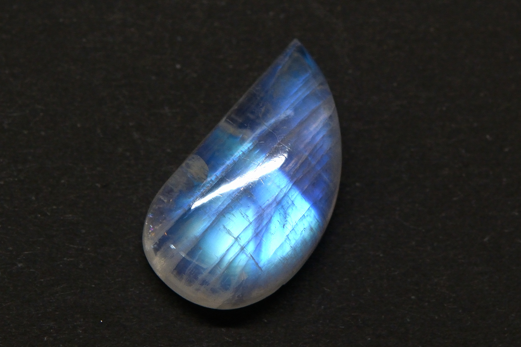 レインボームーンストーン【38】ルース・カボション　（25×13.5mm）