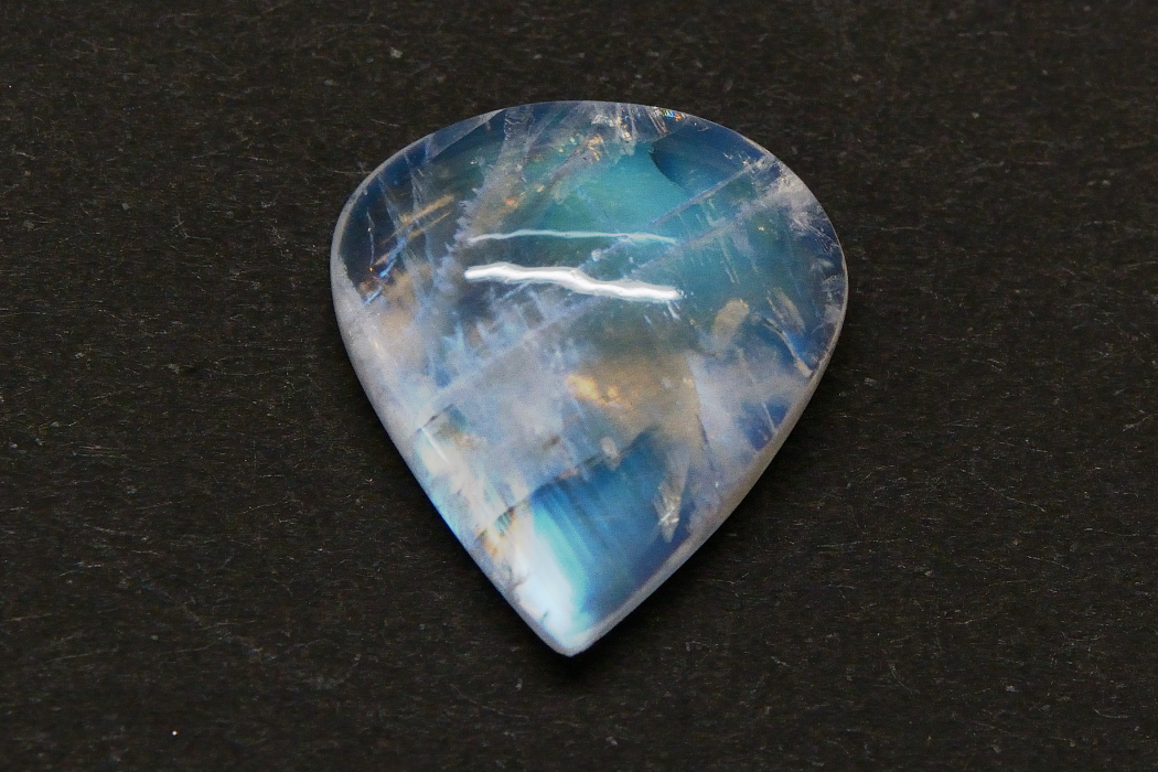 レインボームーンストーン【40】ルース・カボション　（18.5×17mm）