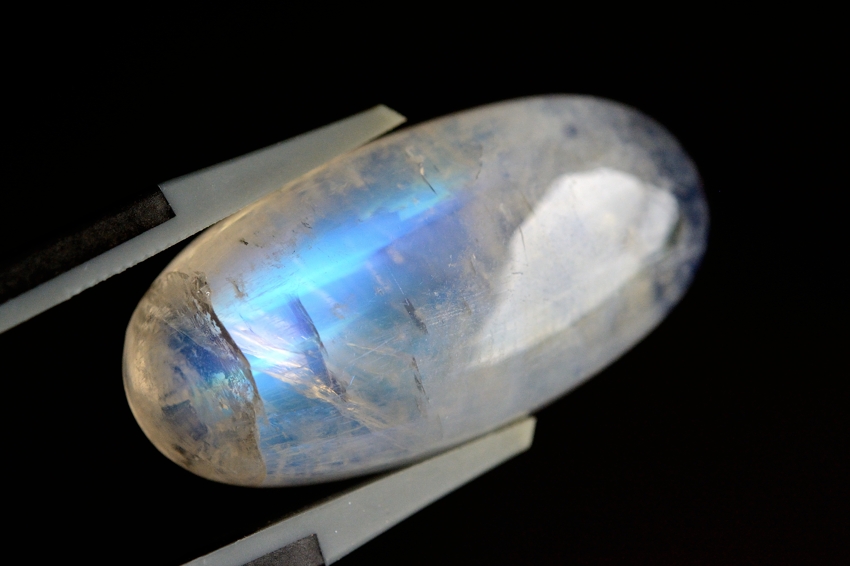 ムーンストーン【67】ルース・カボション　（27×13.5mm）