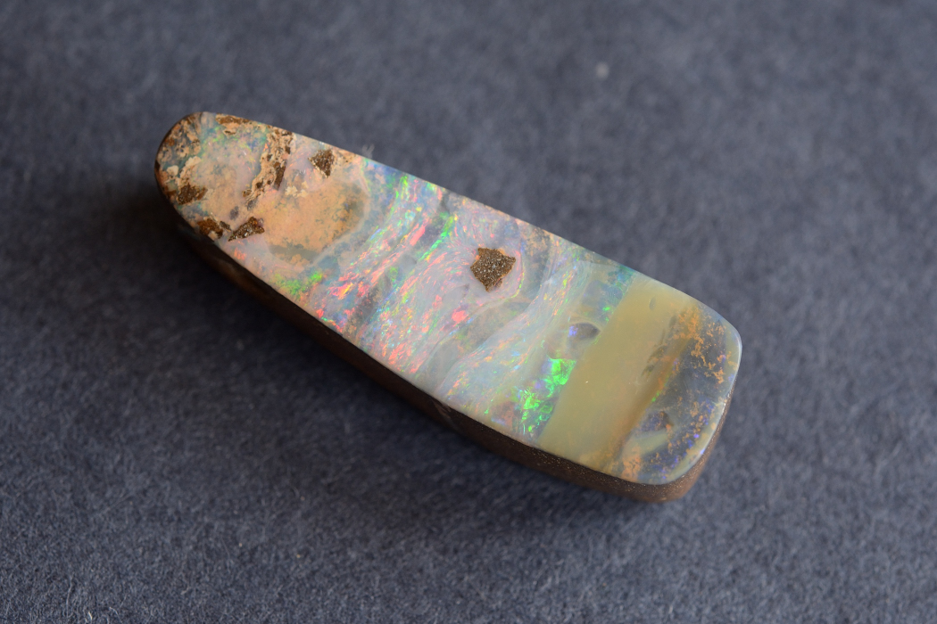 ボルダーオパール【40】ルース・カボション（36.5×12mm）
