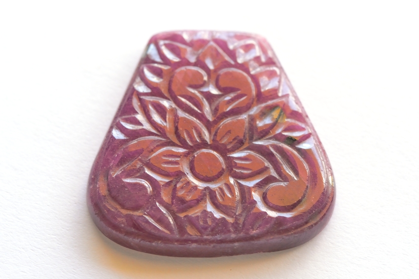 ルビー（カービング）【16】天然石ルース・カボション　（27×27.5mm）