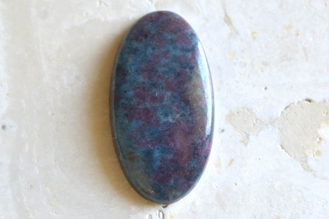 ルビーinカイヤナイト【6】ルース・カボション（25.5×13.5mm）