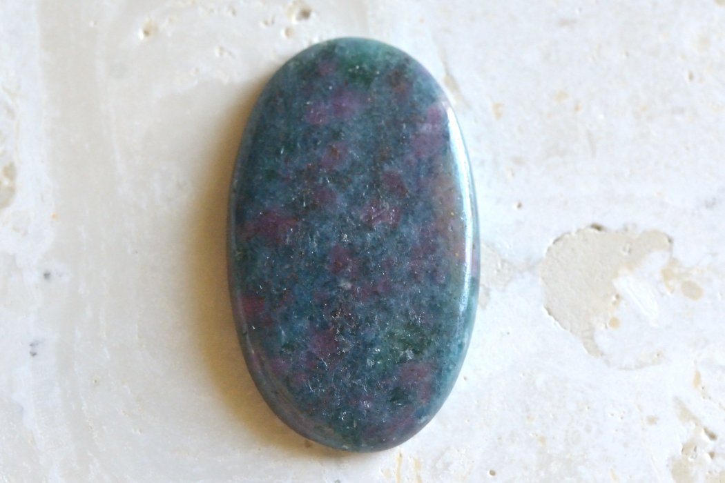 ルビーinカイヤナイト【9】ルース・カボション（30×18.5mm）