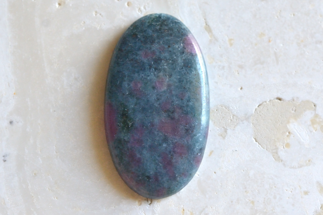 ルビーinカイヤナイト【12】ルース・カボション（28×15.5mm）