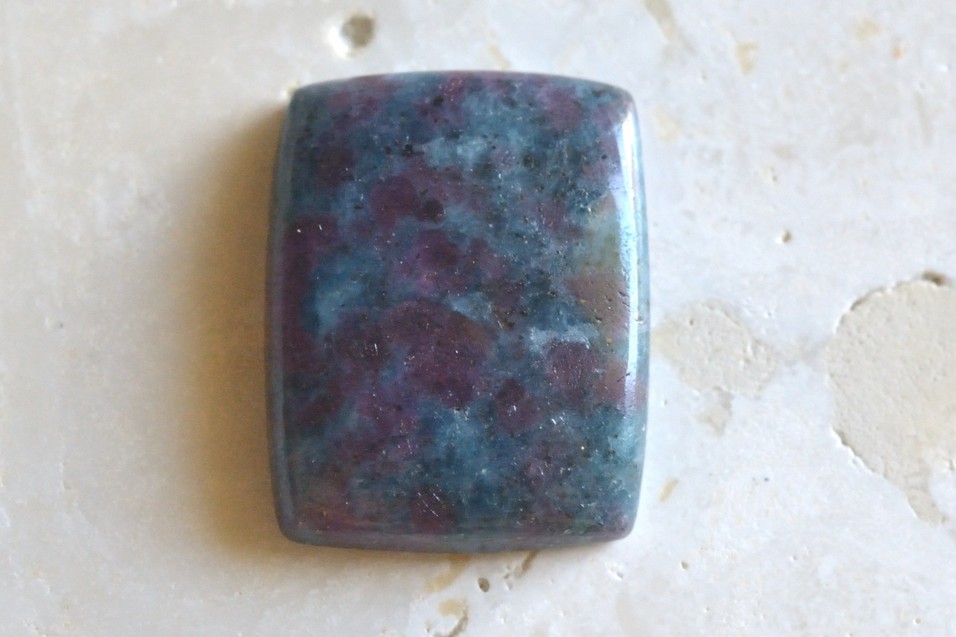 ルビーinカイヤナイト【14】ルース・カボション（18.5×14.5mm）