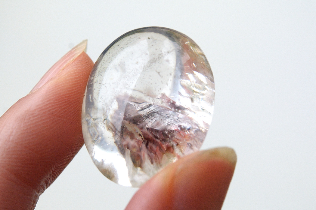 ガーデンクォーツ（貫入水晶）【25】　ルース・カボション（27.5×21.5×14mm）