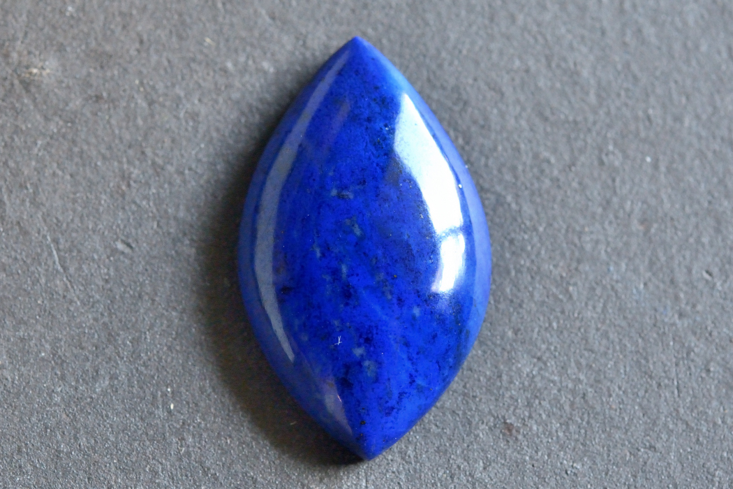 ラピスラズリ【3】　ルース・カボション（25.5×15mm）