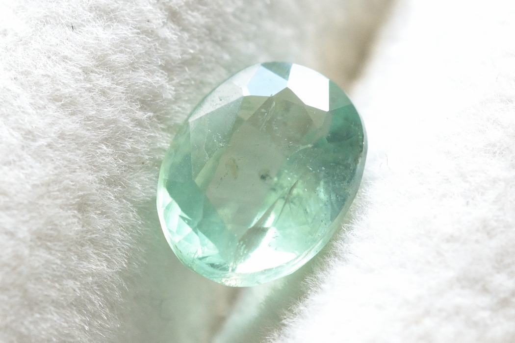 ミントグリーンカイヤナイト【3】ルース・ファセットカット（8×6mm）