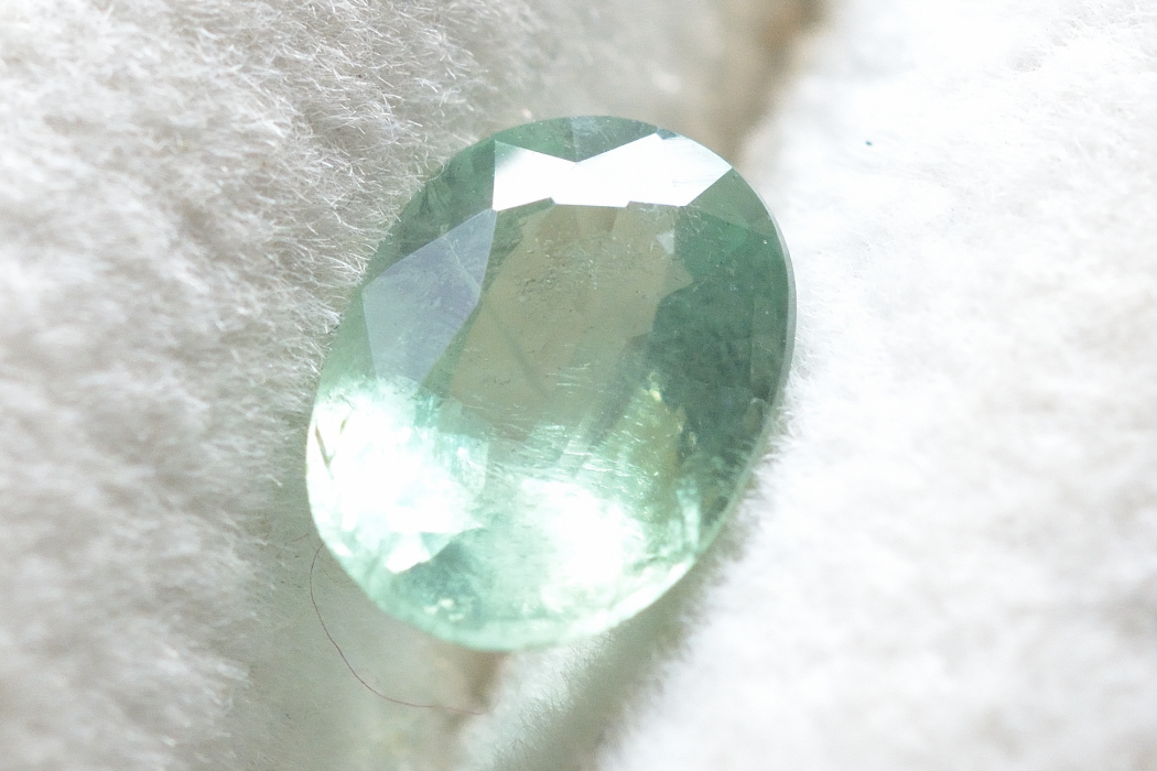 ミントグリーンカイヤナイト【4】ルース・ファセットカット（8×6mm）