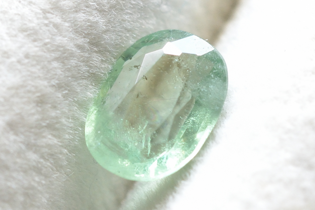 ミントグリーンカイヤナイト【6】ルース・ファセットカット（8×6mm）