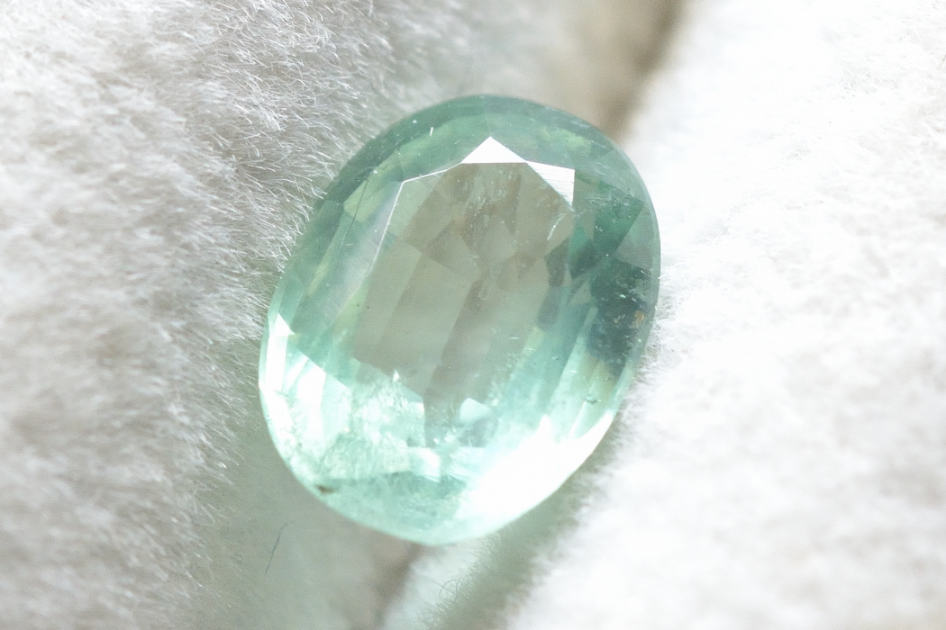 ミントグリーンカイヤナイト【8】ルース・ファセットカット（8×6mm）