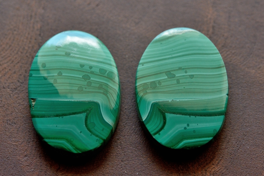 マラカイト【26】ルース・カボション　（21.5×15mm）