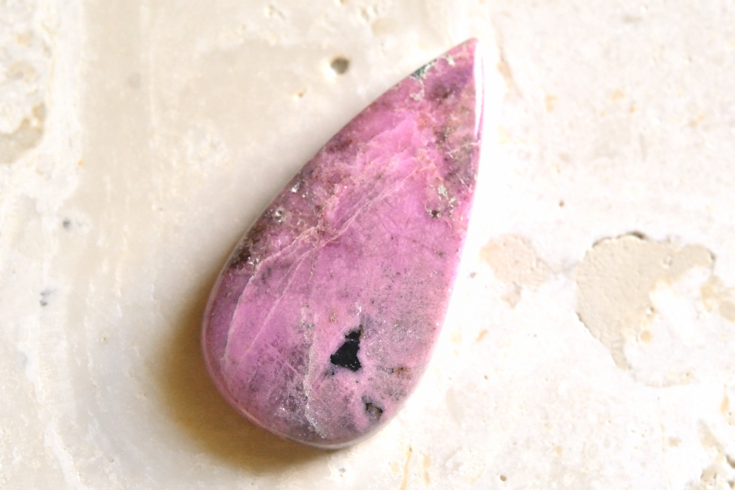 ピンクコバルトカルサイト【17】天然石ルース・カボション（31×15.5mm）