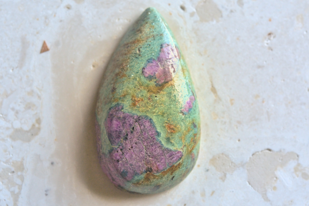 ルビーinフックサイト【16】天然石ルース・カボション（34×19.5mm）