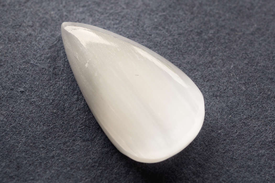 セレナイト【8】ルース・カボション（約35×19.5mm）