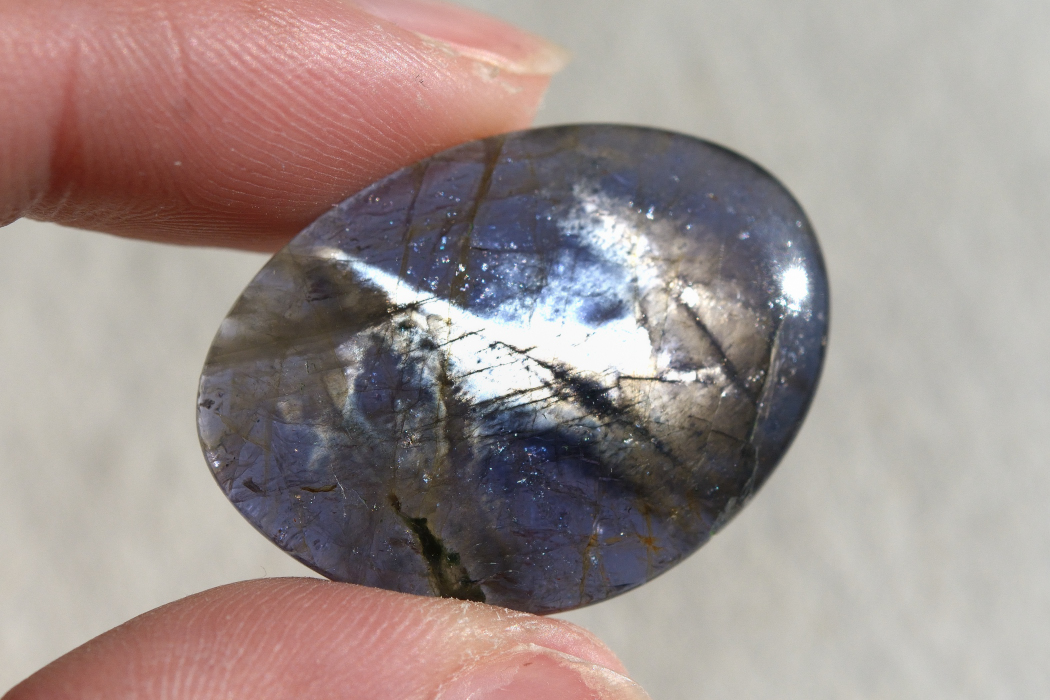 アイオライト（シルバーシーン）【2】ルース・カボション（28.5×20.5mm）