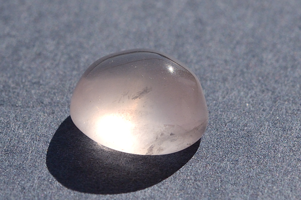 スターローズクォーツ【10】ルース・カボション　（17×17.5mm）
