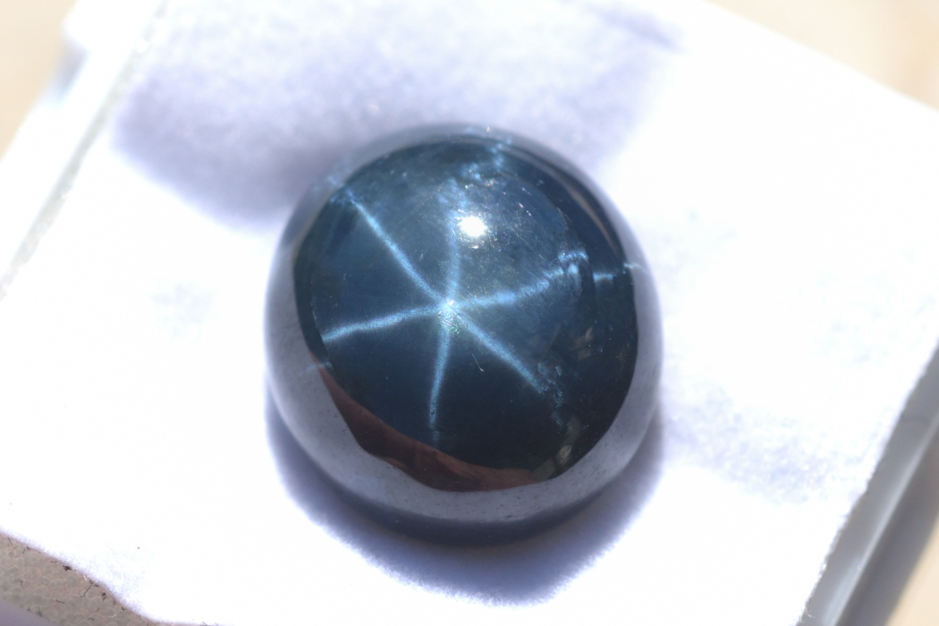 ブルースターサファイア【11】ルース・カボション（13×11.5mm）