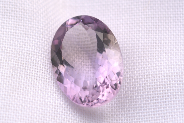 ピンクラベンダーアメジスト【26】ルース・ファセットカット（17×12mm）
