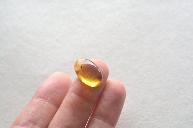 アンバー（琥珀）【42】天然石ルース・カボション（17.5×10.5mm）
