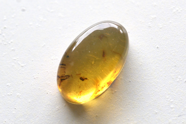 アンバー（琥珀）【42】天然石ルース・カボション（17.5×10.5mm）