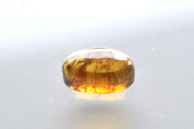 アンバー（琥珀）【44】天然石ルース・カボション（17×11mm）