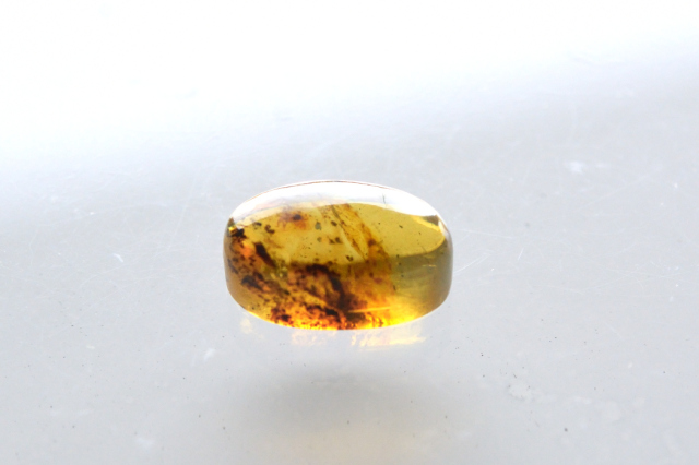 アンバー（琥珀）【45】天然石ルース・カボション（15×9.5mm）