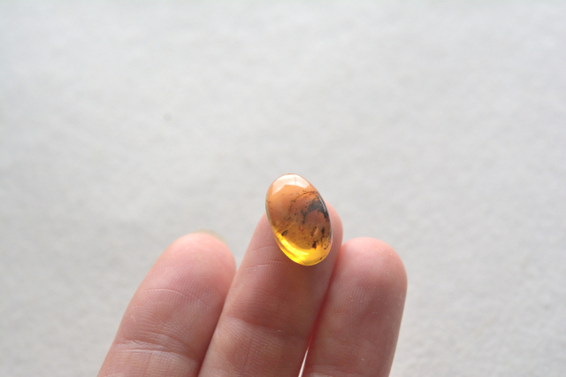 アンバー（琥珀）【45】天然石ルース・カボション（15×9.5mm）