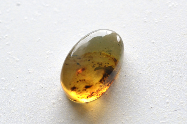 アンバー（琥珀）【45】天然石ルース・カボション（15×9.5mm）