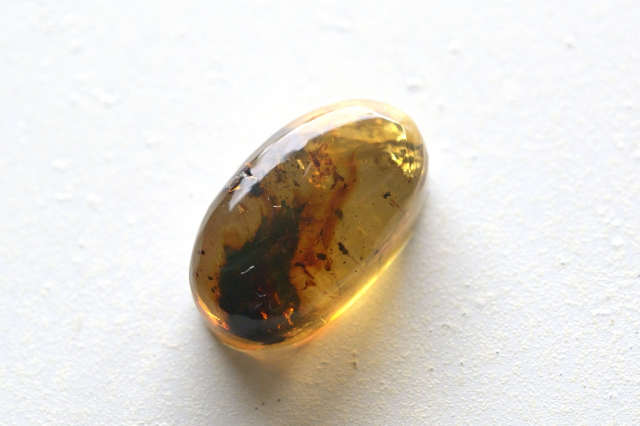 アンバー（琥珀）【47】天然石ルース・カボション（15.5×9mm）