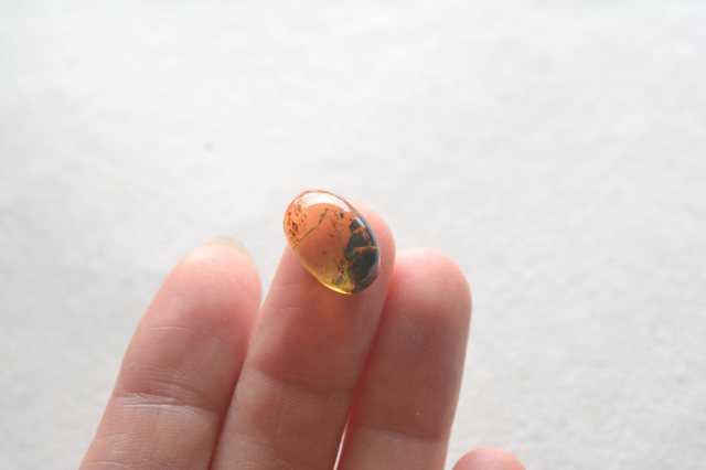 アンバー（琥珀）【48】天然石ルース・カボション（14×9.5mm）