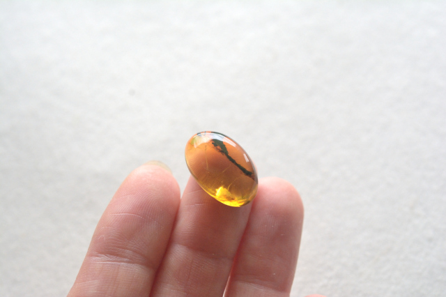 アンバー（琥珀）【49】天然石ルース・カボション（18×11.5mm）