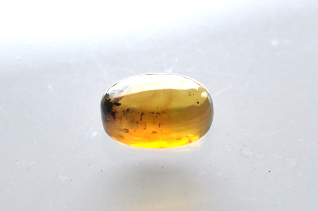 アンバー（琥珀）【50】天然石ルース・カボション（14.5×10mm）