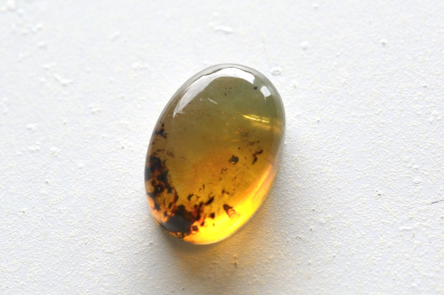 アンバー（琥珀）【50】天然石ルース・カボション（14.5×10mm）