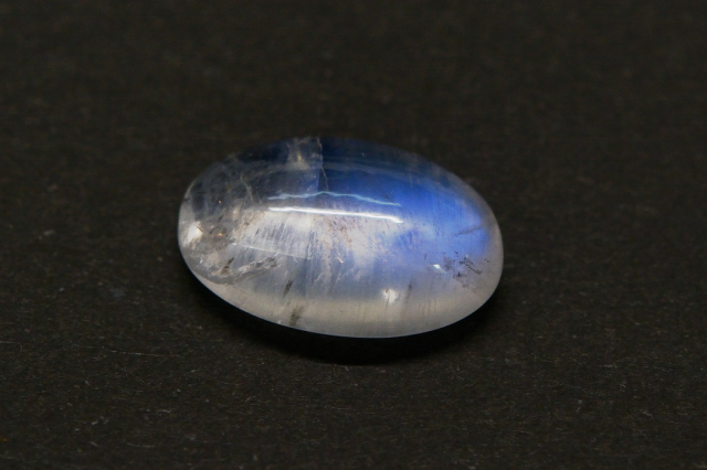 レインボームーンストーン【28】ルース・カボション　（17×11.5mm）