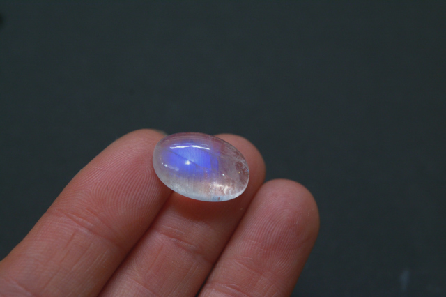 レインボームーンストーン【28】ルース・カボション　（17×11.5mm）
