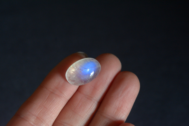 レインボームーンストーン【28】ルース・カボション　（17×11.5mm）