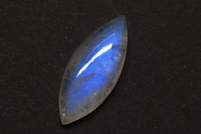 レインボームーンストーン【33】ルース・カボション　（29×12mm）