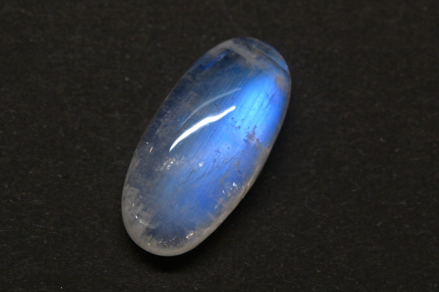 レインボームーンストーン【35】ルース・カボション　（26×12.5mm）