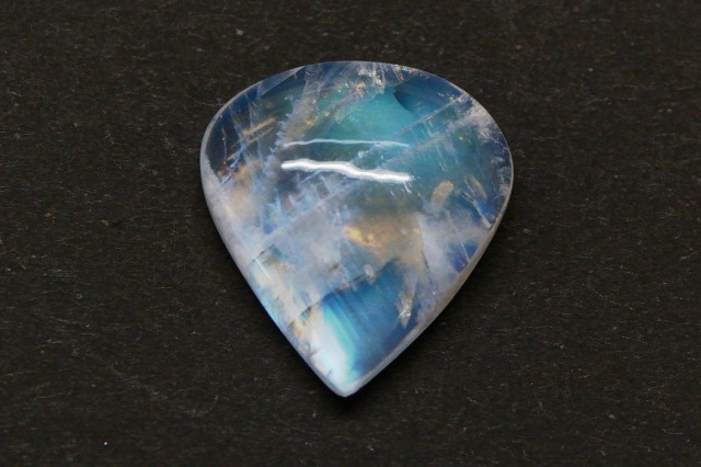 レインボームーンストーン【40】ルース・カボション　（18.5×17mm）