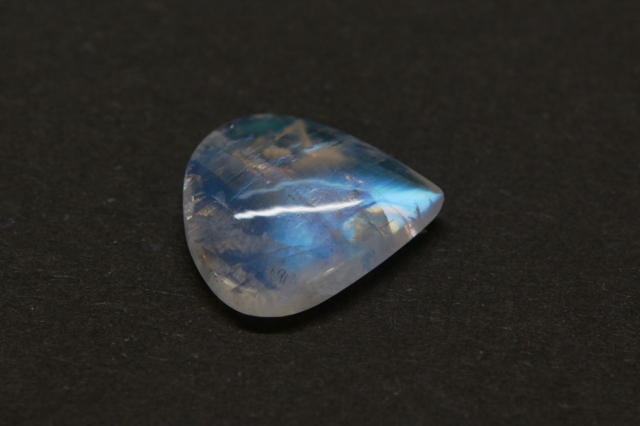 レインボームーンストーン【40】ルース・カボション　（18.5×17mm）