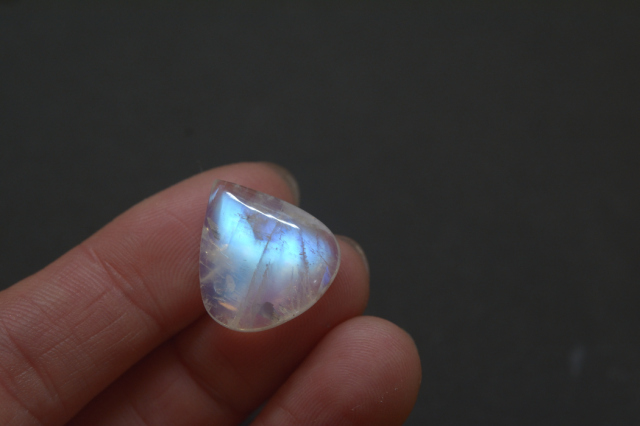 レインボームーンストーン【40】ルース・カボション　（18.5×17mm）