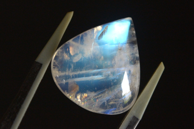 レインボームーンストーン【40】ルース・カボション　（18.5×17mm）