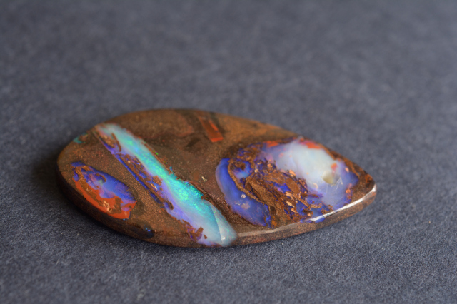 ボルダーオパール【33】ルース・カボション（47.5×26mm）