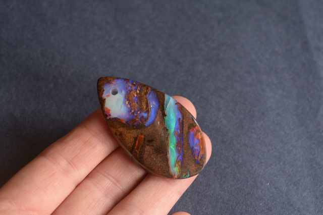 ボルダーオパール【33】ルース・カボション（47.5×26mm）