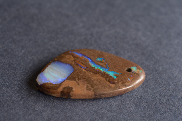 ボルダーオパール【37】ルース・カボション（40.5×23mm）