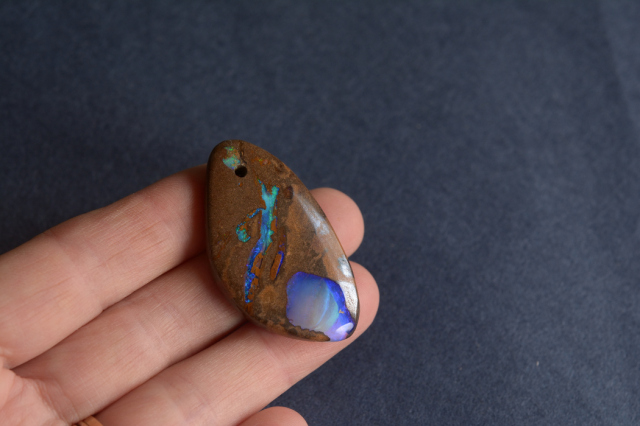 ボルダーオパール【37】ルース・カボション（40.5×23mm） 