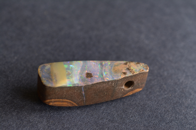 ボルダーオパール【40】ルース・カボション（36.5×12mm）