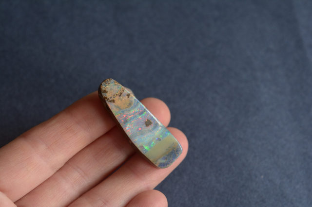 ボルダーオパール【40】ルース・カボション（36.5×12mm）
