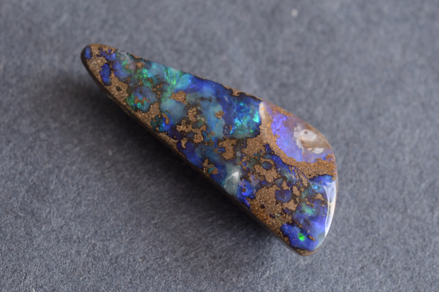 ボルダーオパール【41】ルース・カボション（36×13.5mm）